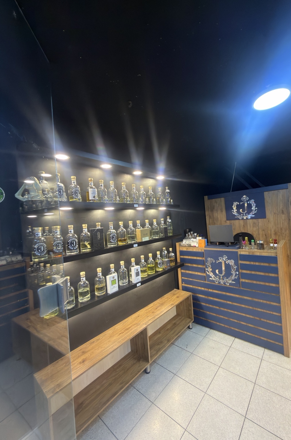 Vista amplia real del punto físico Perfumhada Don Juan