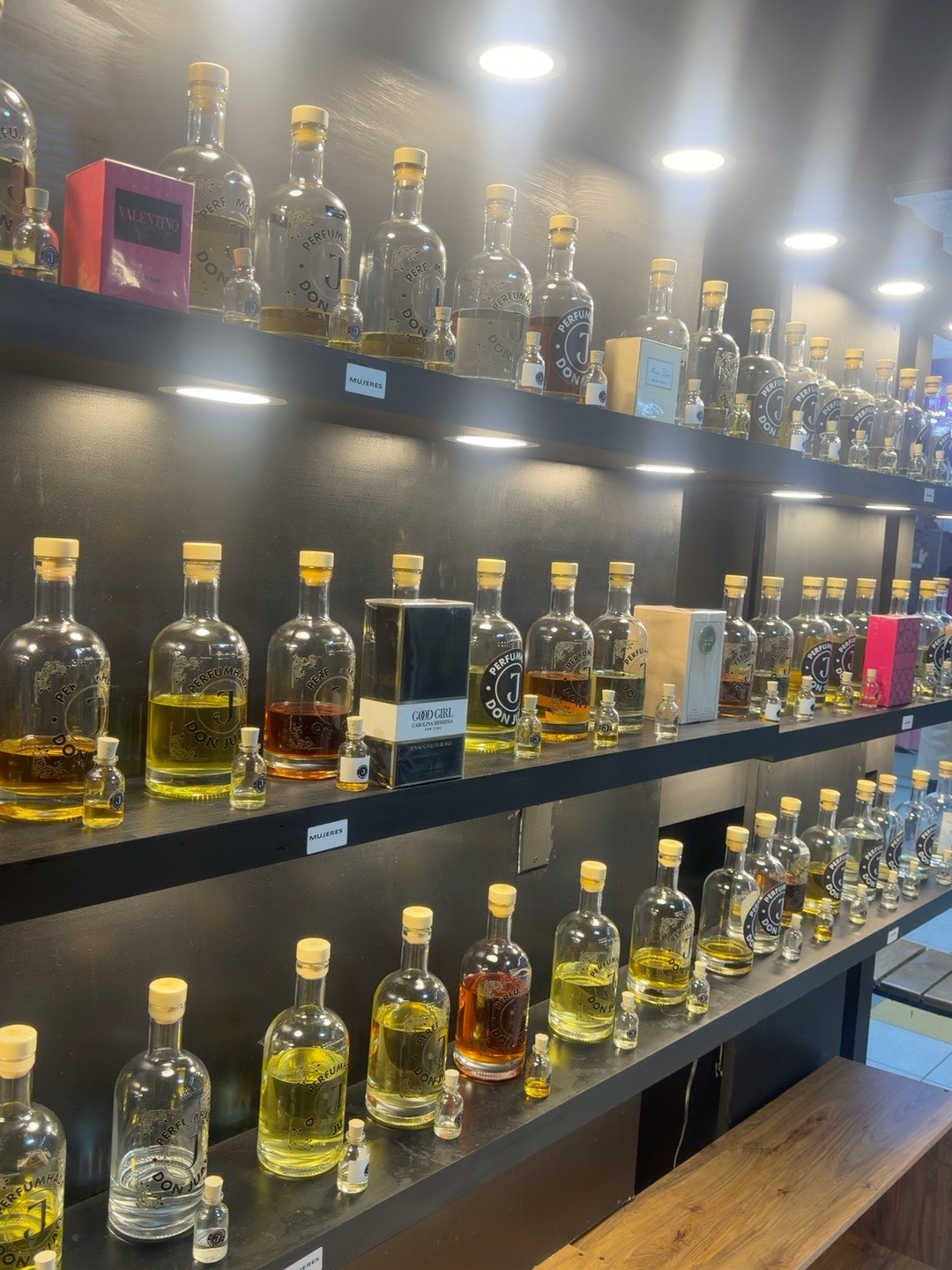 Vitrinas reales con fragancias en Perfumhada Don Juan