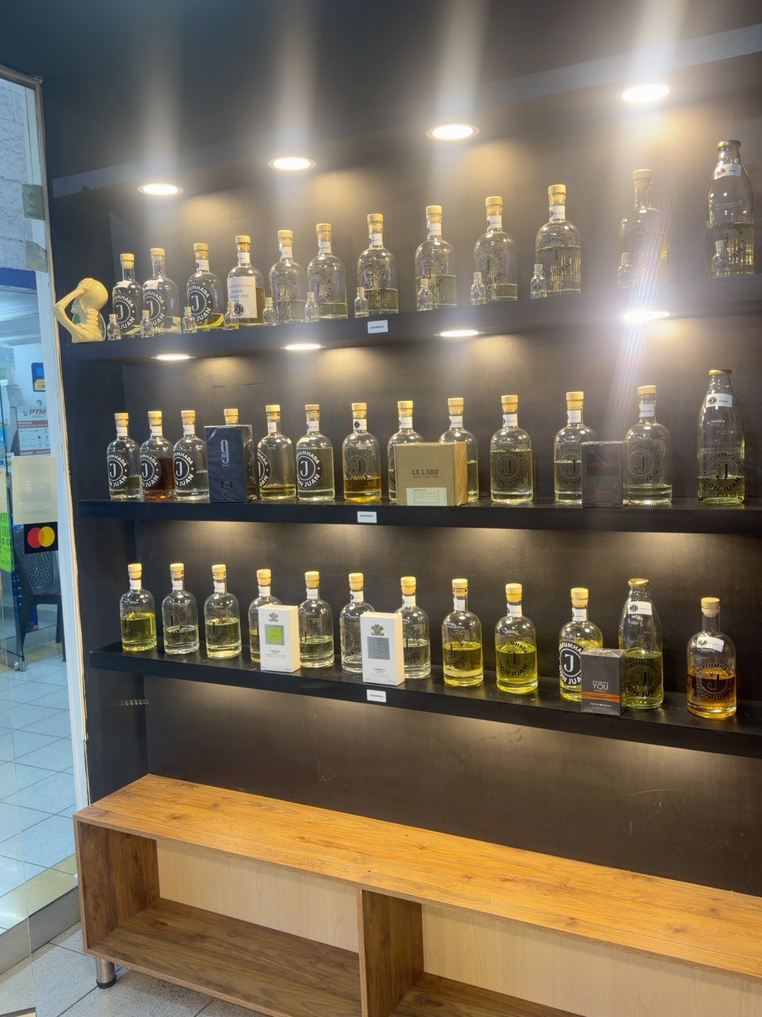 Estanterías reales de fragancias en el local